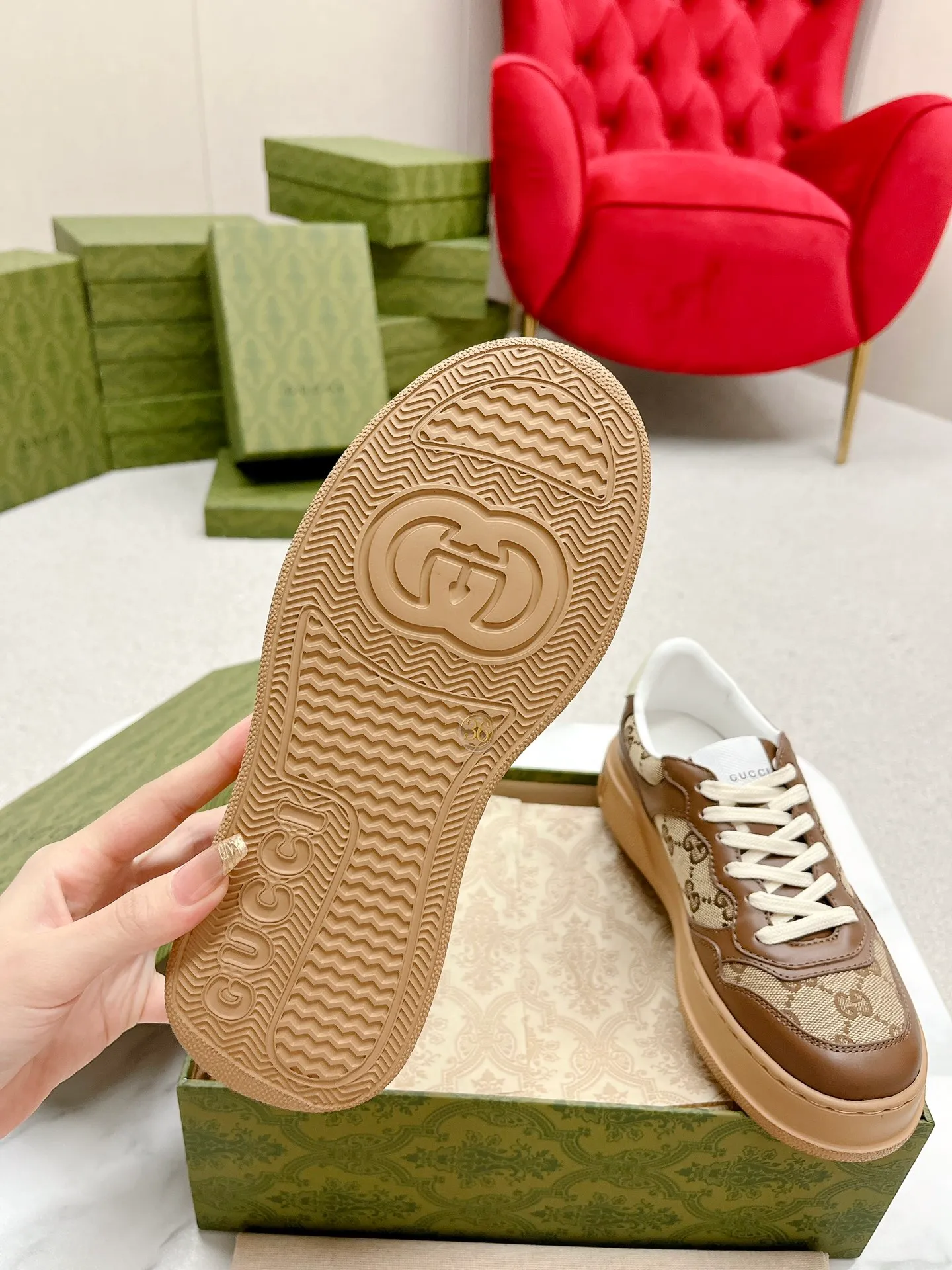 👟👟Ex-factory price 480👟👟 Gucci - the new Chunky B series lightweight soft thick sole sports series! G's couple's white shoes, Gucci counter style, Gucci catwalk style! The style design is light, luxurious and retro...thick sole increases height...similar to an upgraded version of classic white shoes! Original customized cowhide fabric (classic old floral fabric, perforation, embossing process), cowhide lining, original foam lightweight outsole, GG Logo on the heel, 4cm thick sole, classic Gucci webbing... Women's 35-40/Men's 39-44 (full size) Women's 41, Men's 45 are custom-made and non-returnable